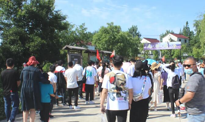 江蘇君華特塑團建旅游-龍?zhí)痘ü? width=